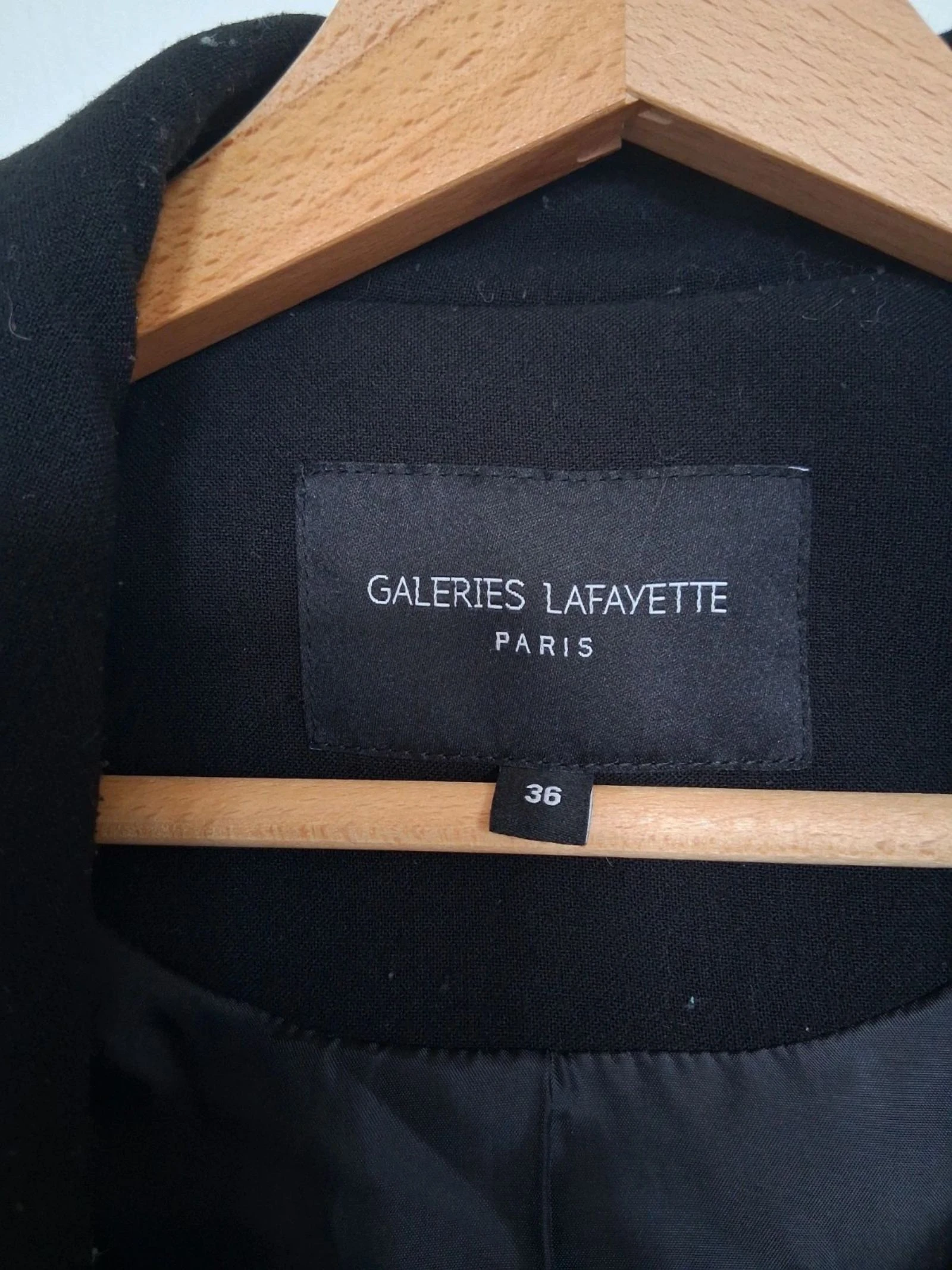 Abrigo negro Galeries Lafayettes - Cremallera y botones dorados - Talla 36 – photo 7